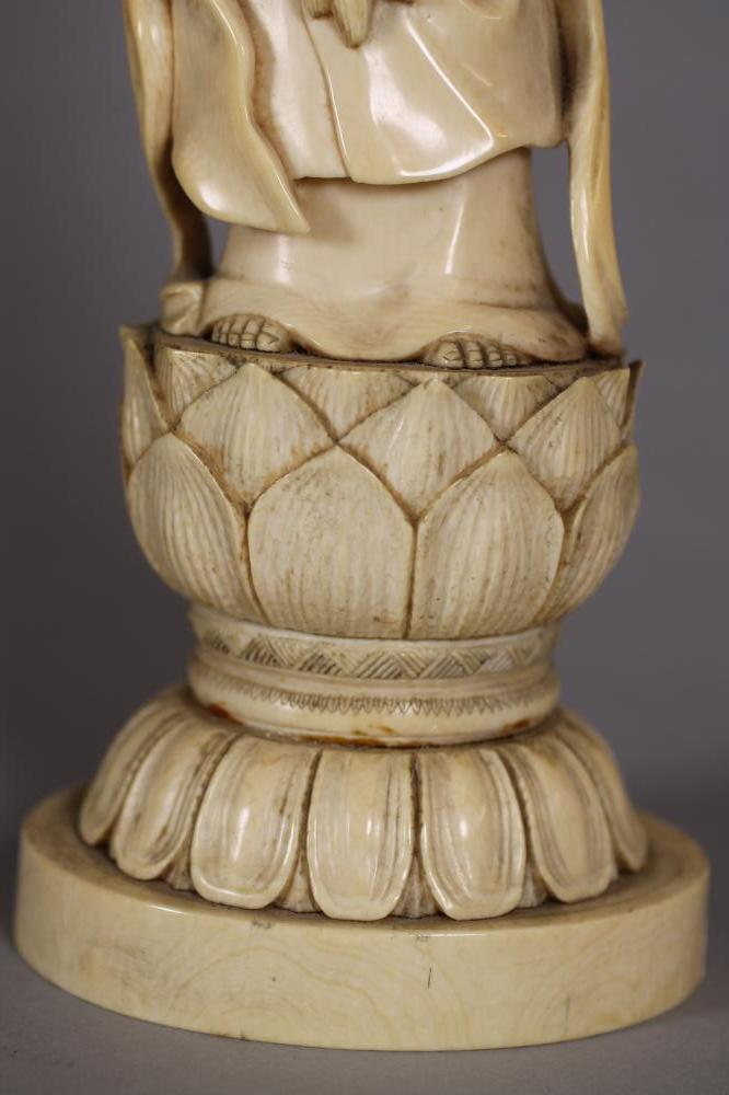 A JAPANESE ONE PIECE IVORY OKIMONO, Meiji period, of a Bejin with high elaborate hair style with - Image 7 of 7