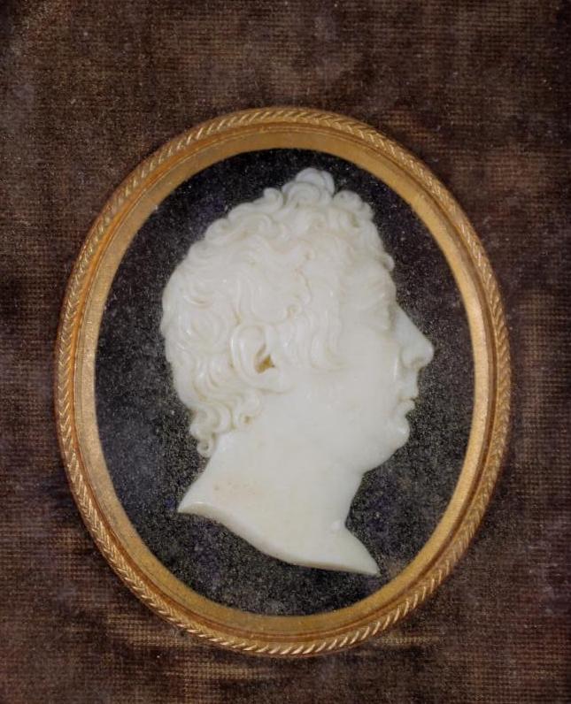 A EUROPEAN CARVED IVORY HEAD PORTRAIT PLAQUE, early 19th century, the male turned to sinister and - Image 2 of 5