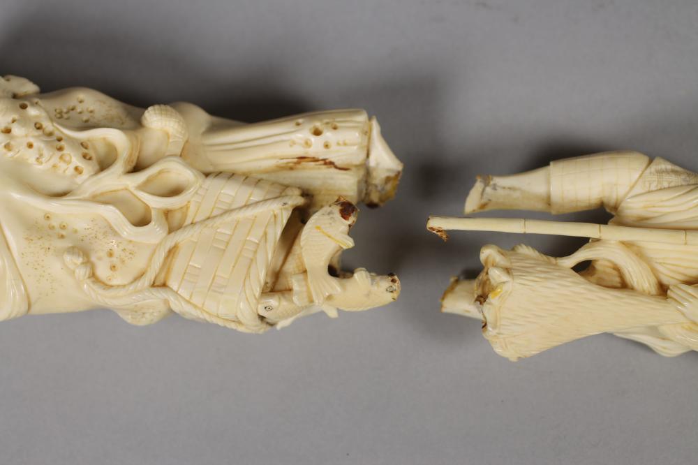 A JAPANESE ONE PIECE IVORY OKIMONO, Meiji period, of a fisherman holding a long net/spear in his - Image 3 of 6