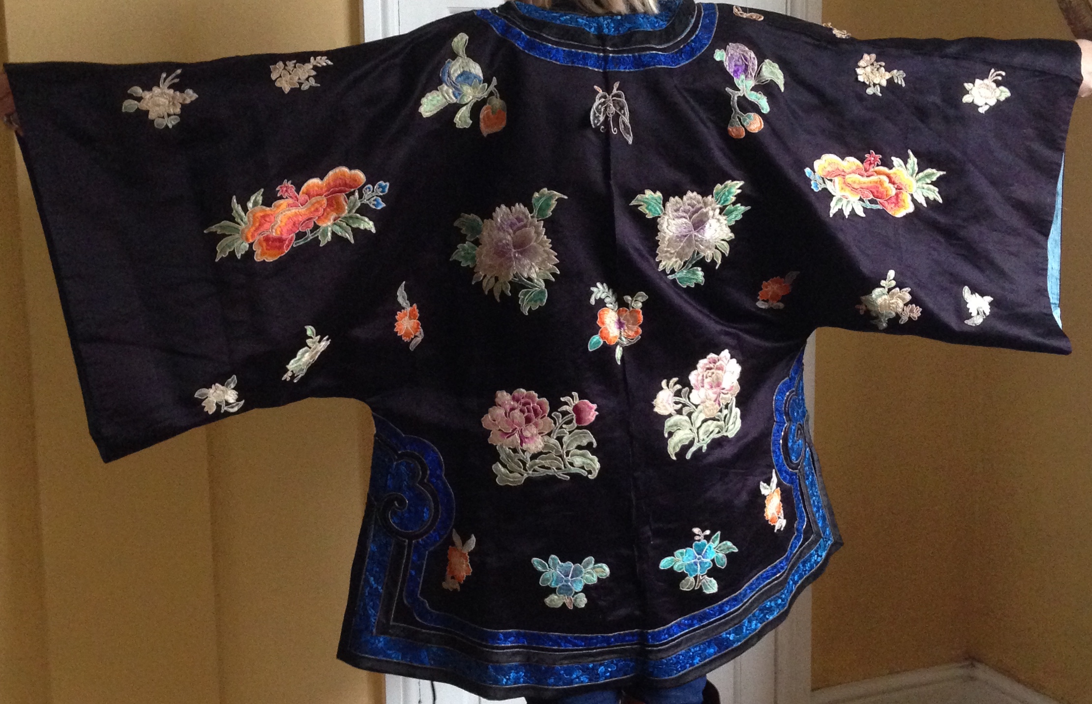 Fine quality hand embroidered Oriental silk kimono a/f