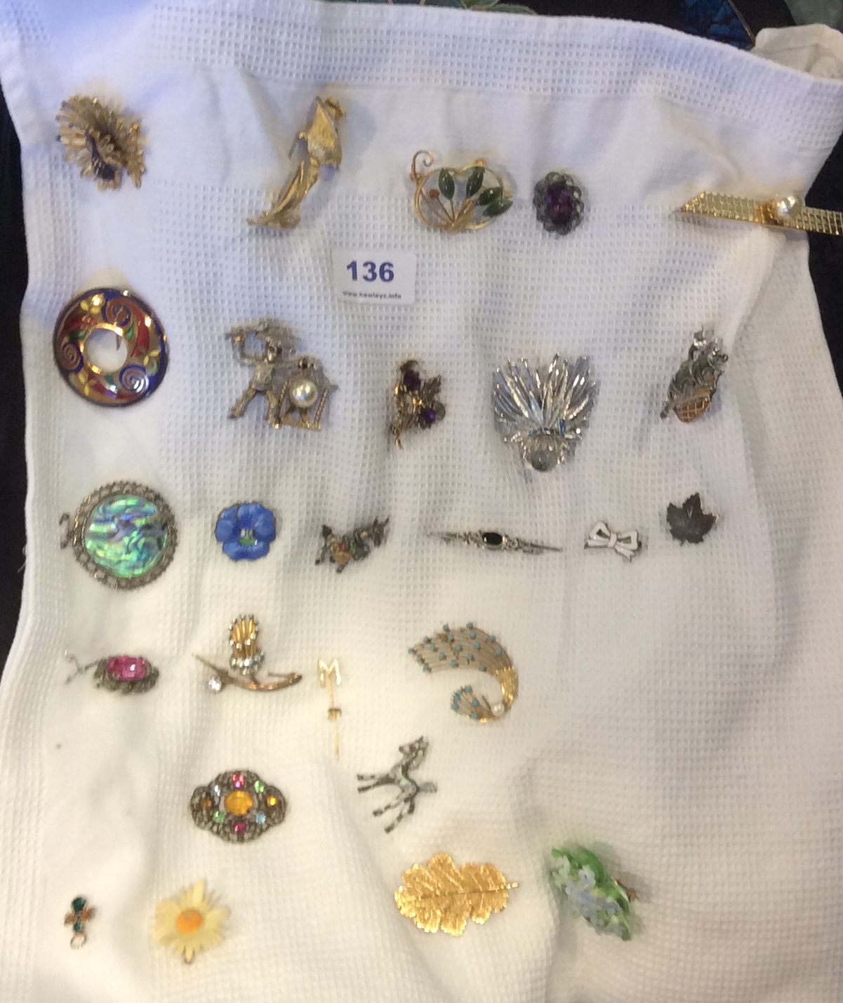 Collection 26 various brooches inc. silver marcasite etc