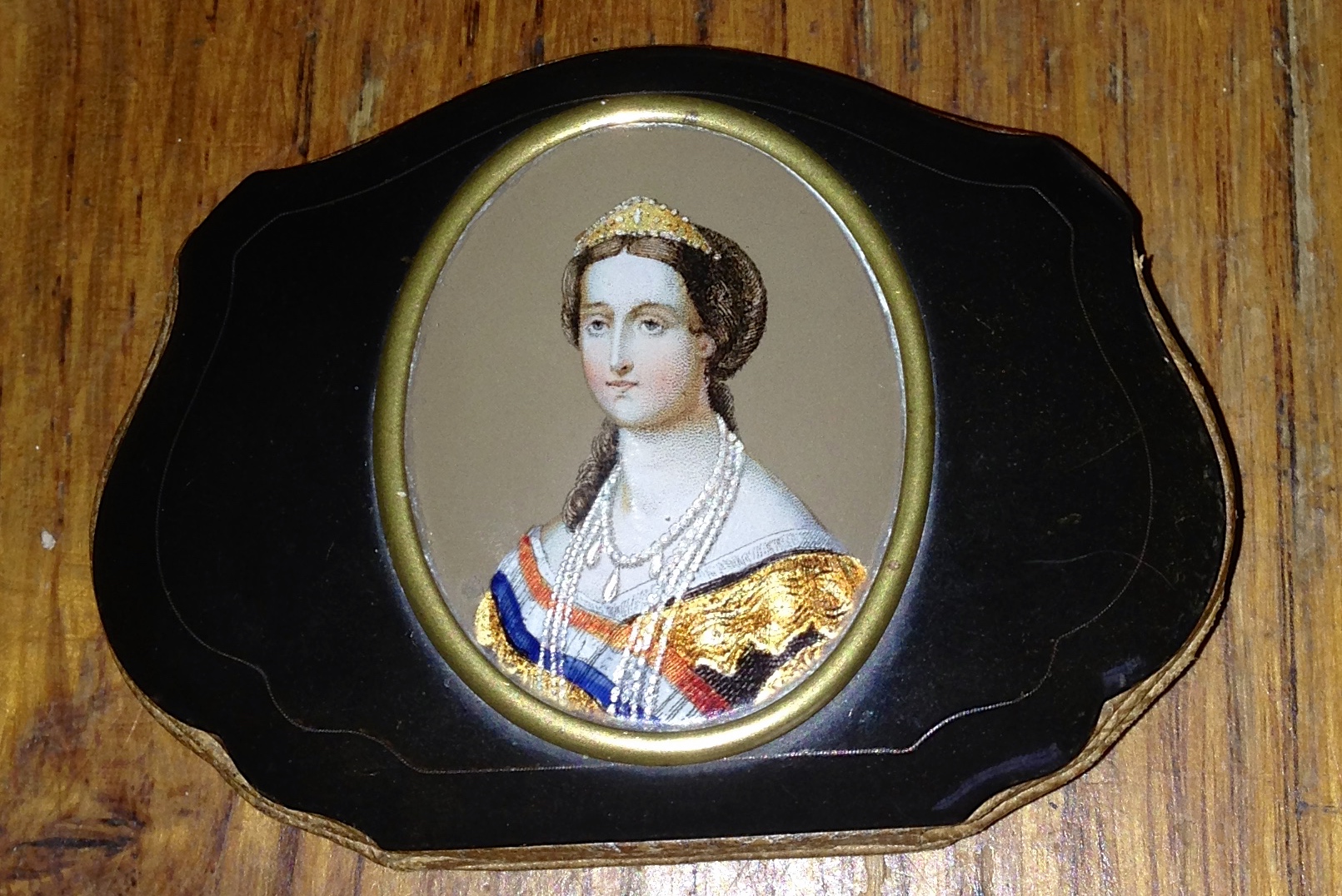 Small ladies purse with portrait of Queen Alexander containing a 1911 silver 3d