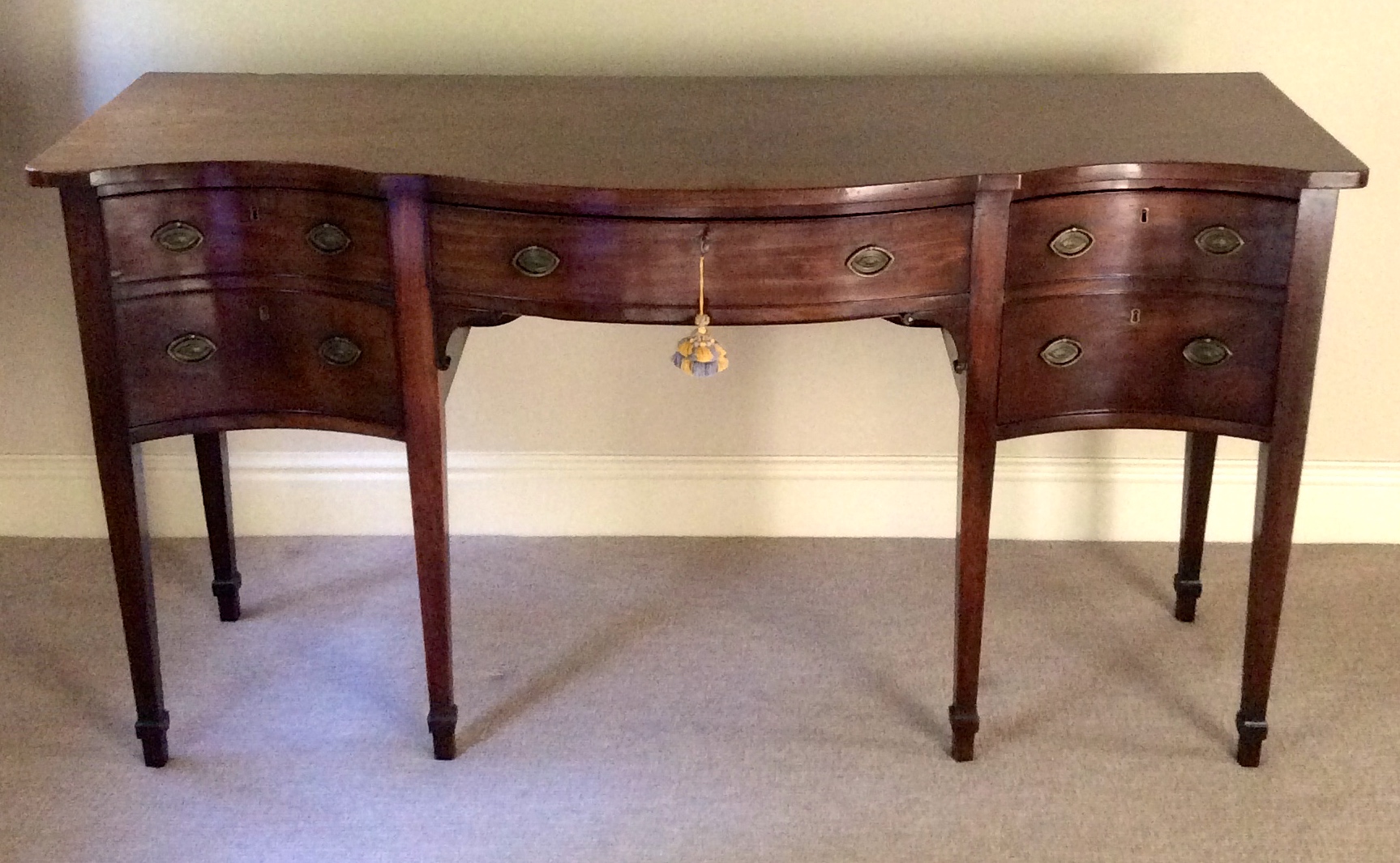 Fine quality Georgian mahogany serpentine fronted sideboard in good original condition