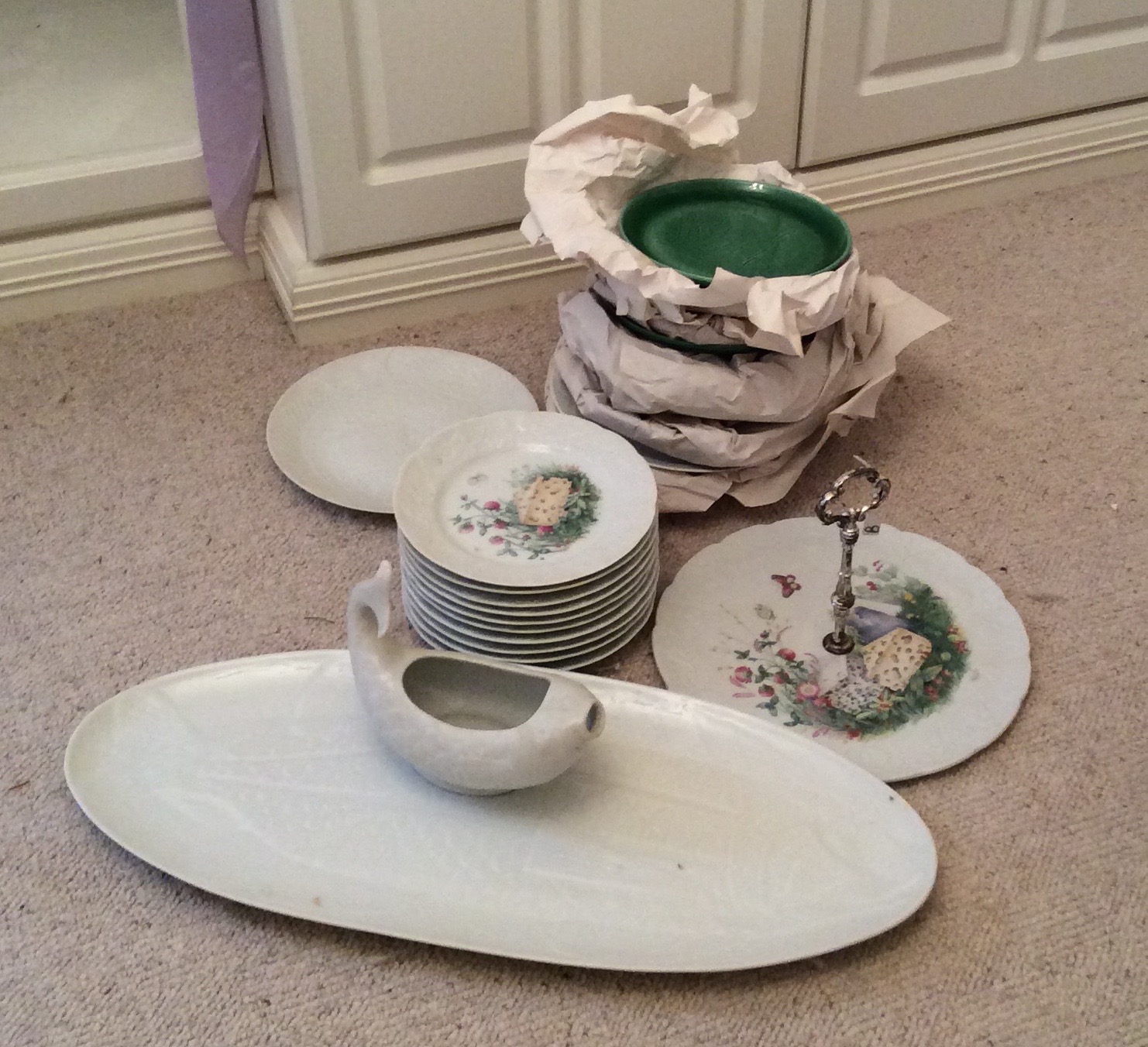 A porcelain fish service, a cheese service and 6 plates