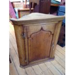 Good quality reproduction oak hanging corner cupboard