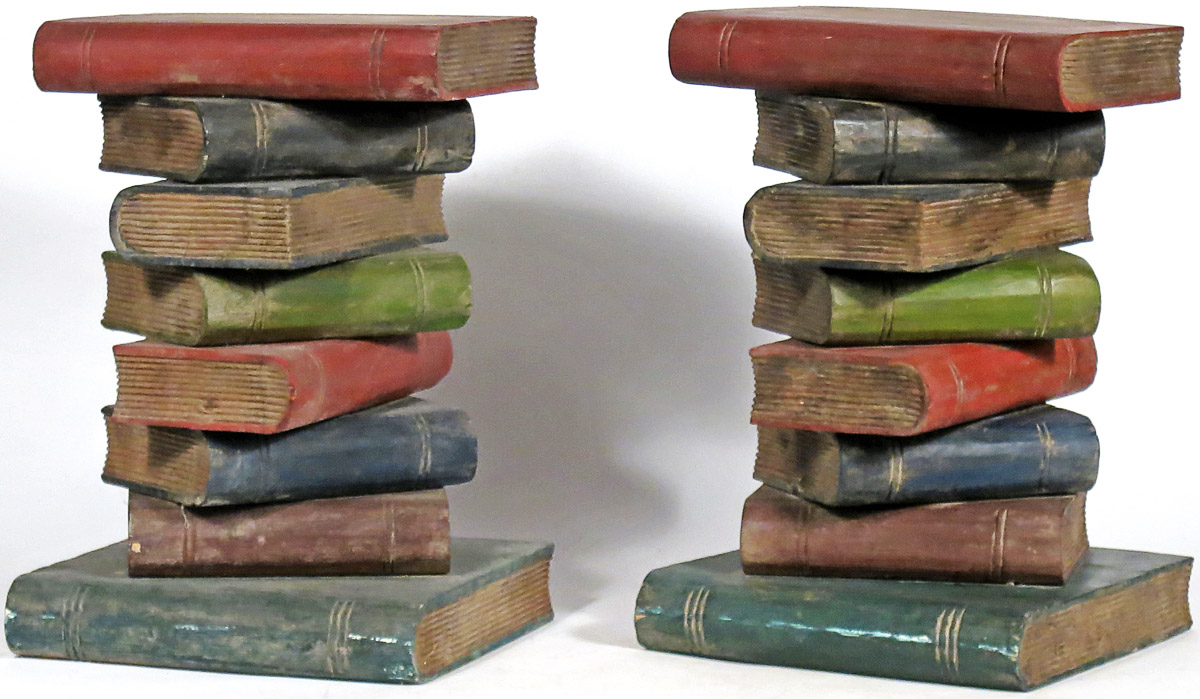 (Objet) - 2 tabourets en forme de pile de livres entassés. BOIS peint en rouge, vert et jaune dans