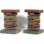 (Objet) - 2 tabourets en forme de pile de livres entassés. BOIS peint en rouge, vert et jaune dans