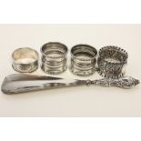 Four Edward VII and later silver napkin rings and a silver handled shoe horn, 2oz weighable silver