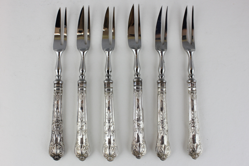 A modern silver cased set of pastry forks, Sheffield 1965, with Queens pattern handles, 4oz - Image 2 of 2