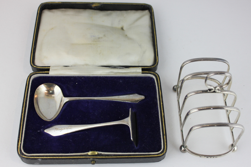 A George V silver cased christening set of spoon and pusher, monogrammed, Sheffield 1930, together