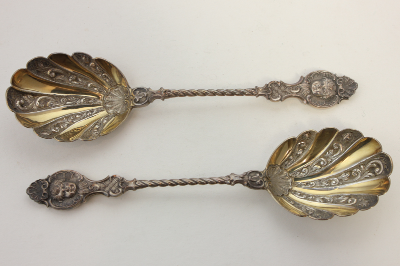 A pair of Edward VII cased serving spoons, maker Goldsmiths and Silversmiths Company Ltd, London