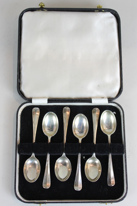 A cased set of George V rat tail silver teaspoons, maker H. G. C. & co, Birmingham, 1922 2.5oz