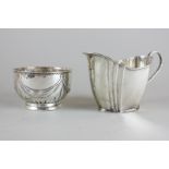 An Edward VII silver cream jug with reeded, scalloped boxy, Birmingham 1902, together with a