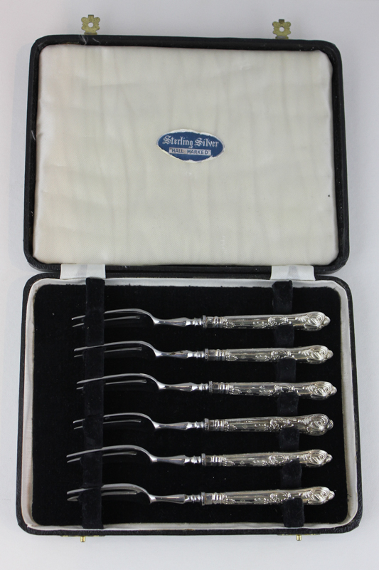 A modern silver cased set of pastry forks, Sheffield 1965, with Queens pattern handles, 4oz