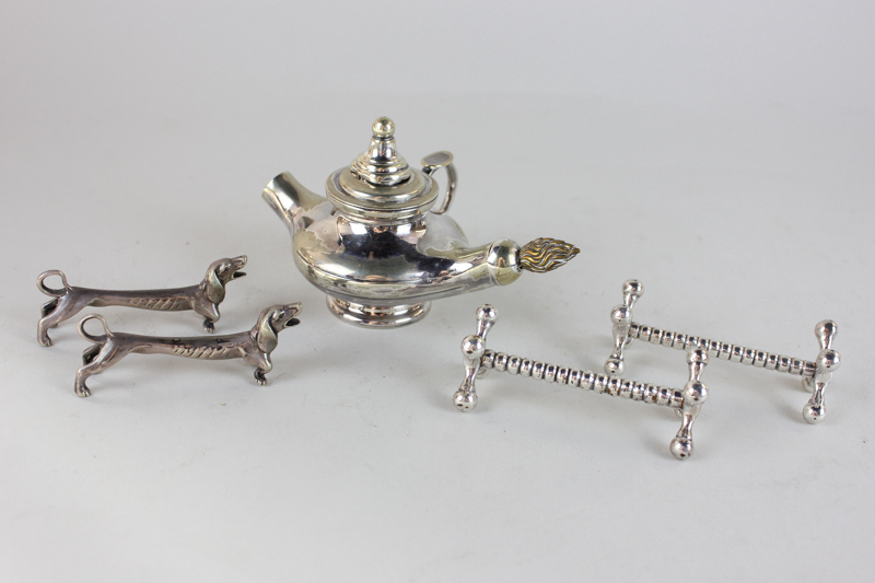 A silver plated table lighter in the shape of a lamp (af), together with two pairs of knife rests,