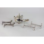 A silver plated table lighter in the shape of a lamp (af), together with two pairs of knife rests,