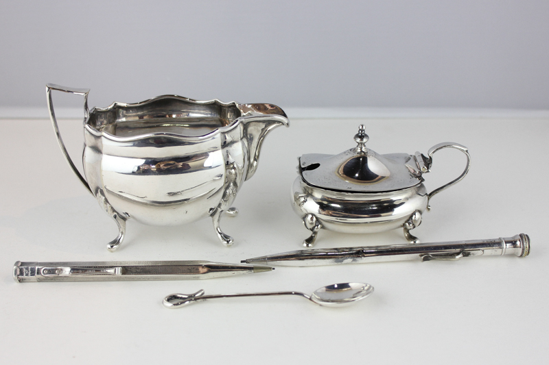 A George VI silver mustard with blue glass liner, Birmingham 1946, together with a silver 'yard o