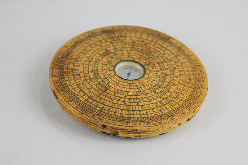 A Chinese circular wooden compass 14cm, in fitted hexagonal case, 23cm, (SPM) - Image 2 of 2