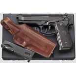 Beretta Mod. 92 F, in Box, mit Daumenholster   Kal. 9 mm Para, Nr. D70323Z. Blanker Lauf. 15-