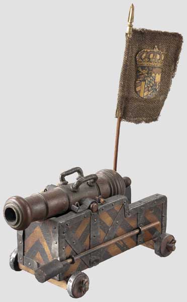 Miniaturkanone, deutsch um 1900   Balusterabgesetztes Rohr aus Holz mit zwei obenliegenden Henkeln