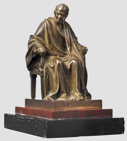 Jean-Antoine Houdon (1741 - 1828) - Bronzefigur des sitzenden Voltaire   Patinierte
