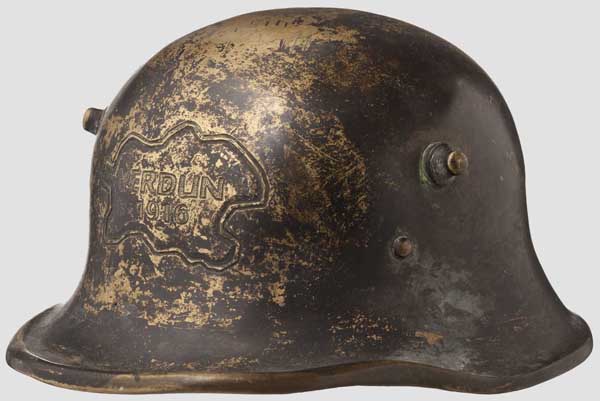 Bronzener Stahlhelm zur Erinnerung an Verdun 1916   Schwerer Bronzeguss mit dunkler Patina (