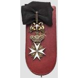 Souveräner Malteser Ritterorden - Halskreuz am Band    Aus vergoldetem Silber gefertigte