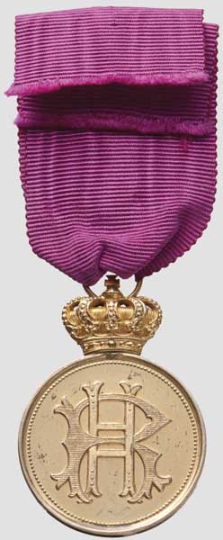 Orden des Ehrenkreuzes - Verdienstmedaille in Gold mit Krone 1909   Aus vergoldetem Silber - Image 2 of 2