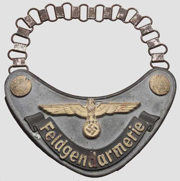 Ringkragen "Feldgendarmerie" Wehrmacht-Ringkragen "Feldgendarmerie", Eisenblech. Adler, Knöpfe und