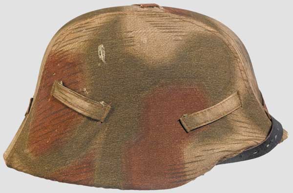 Stahlhelm M 42, Heer, mit Helmbezug in Tarnfarben 90 % der rauen feldgrauen Lackierung erhalten, - Bild 2 aus 4