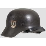 Stahlhelm M 42, Waffen SS, ein Emblem 65 % der rauen feldgrauen Lackierung erhalten, ebenso 80 % des