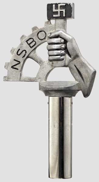 Fahnenspitze der NSBO Spitze aus Zinkspritzguss bzw. Nickel gefertigt. NSBO-Zeichen und Hammer z. T.