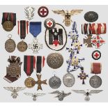 Kleine Auszeichnungs- und Abzeichensammlung 17 Auszeichnungen, darunter das Reichsfeuerwehr-