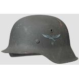 Stahlhelm M 42, Luftwaffe, mit einem Emblem 95 % der rauen blaugrauen Lackierung erhalten, ebenso 95