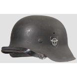 Stahlhelm M 42, Polizei, beide Embleme 85 % der rauen feldgrauen Lackierung erhalten, ebenso 85 %