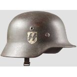 Helm M 40 mit einem Emblem Feldgraue Lackierung der Glocke zu 70 % erhalten, das Abzeichen zu 80 %