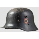 Stahlhelm M 18, Allgemeine SS, mit beiden Abzeichen Schwarze Lackierung zu 70 % erhalten, außen