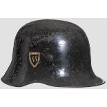 Stahlhelm M 18, Allgemeine SS 75 % der glatten, schwarzen Lackierung erhalten, rechtsseitig