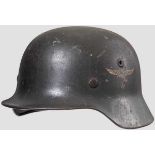 Stahlhelm M 40, Luftwaffe, mit einem Emblem 80 % des schwarzen Lack erhalten, 90 % des