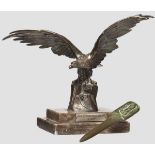 Patriotische Schreibtischdekoration und Brieföffner Vollplastischer auffliegender Adler aus