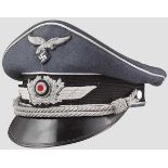 Schirmmütze für Offiziere der Luftwaffe Späte Fertigung aus luftwaffenblauem Wollstoff mit schwarzem