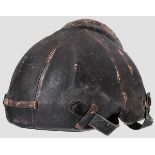 SSK 90 Helm, Luftwaffe Stahlkorpus mit braunem Leder überzogen, Kopfwulst zeigt sichtliche