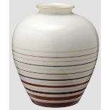Vase Modellnummer "502". Weißes, glasiertes Porzellan, farbig akzentuiert, im Boden die eingepresste