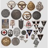 Gruppe Abzeichen (28 Stück), darunter Gau- und Kreissieger Reichsberufswettkampf: Gausieger und