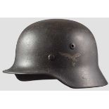 Stahlhelm M 40 für Angehörige der Luftwaffe mit einem Emblem Ca. 70 % der blaugrauen Luftwaffe-