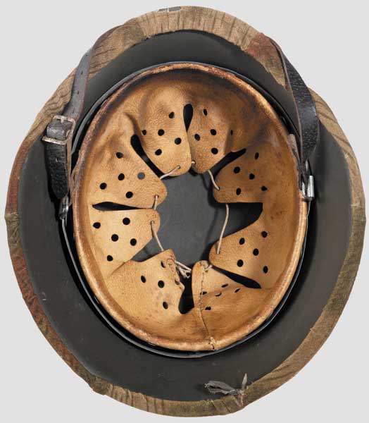 Stahlhelm M 42, Heer, mit Helmbezug in Tarnfarben 90 % der rauen feldgrauen Lackierung erhalten, - Bild 4 aus 4