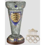 Glaspokal und Olympiaplakette Mundgeblasener Wappenpokal aus graugrünem Blasenglas, Fuß mit