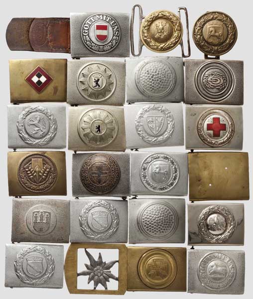 23 Koppelschlösser, meist Weimarer Republik und später Buntmetall, Nickel, Aluminium.