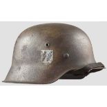 Helm M 42 mit einem Abzeichen und Camouflage-Tarnlackierung Tarnlackierung der Glocke zu 70 %