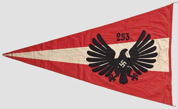BDM-Wimpel des Untergaues 253 Rotweißes Fahnentuch, beidseitig aufgestickter schwarzer Adler mit - Image 2 of 2